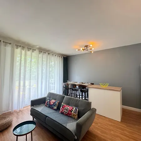 De Gaulle - Parade 24h - Parking - 6 Pers 勒芒