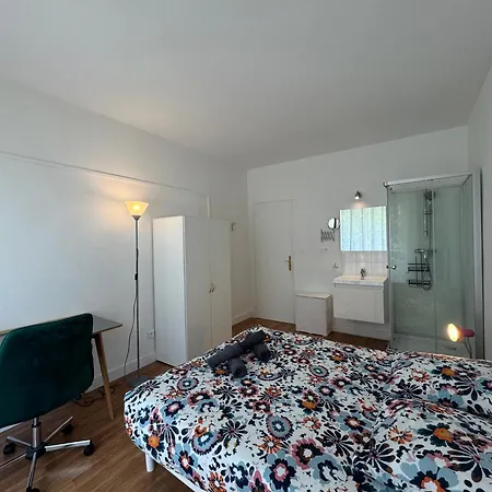 De Gaulle - Parade 24h - Parking - 6 Pers