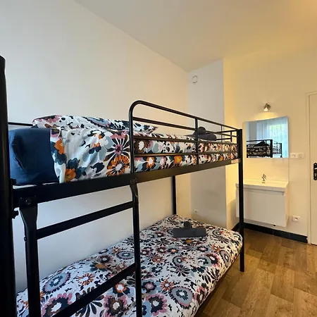 De Gaulle - Parade 24h - Parking - 6 Pers