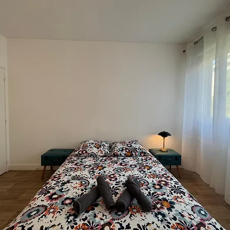 De Gaulle - Parade 24h - Parking - 6 Pers *