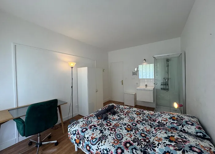 De Gaulle - Parade 24h - Parking - 6 Pers