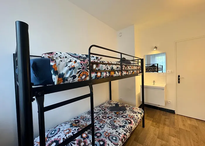 De Gaulle - Parade 24h - Parking - 6 Pers