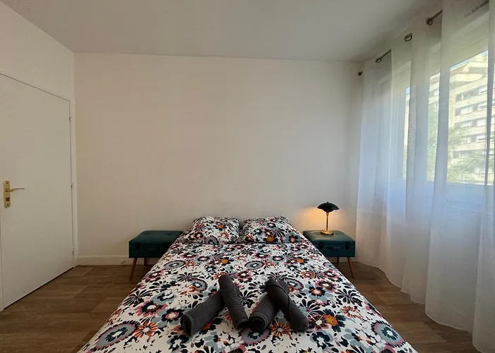 De Gaulle - Parade 24h - Parking - 6 Pers *